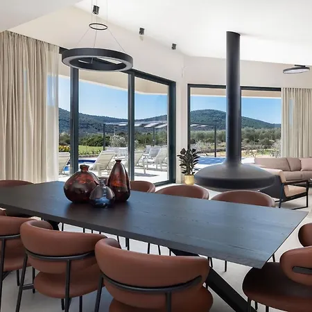 Luxury Dolac Near Split, Airport, Complete Privacy, Infinity Heated Pool Villa *