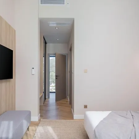 Luxury Dolac Near Split, Airport, Complete Privacy, Infinity Heated Pool Villa *
