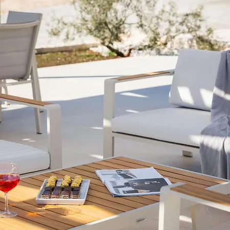 Luxury Dolac Near Split, Airport, Complete Privacy, Infinity Heated Pool * Marina (Bossoglina)