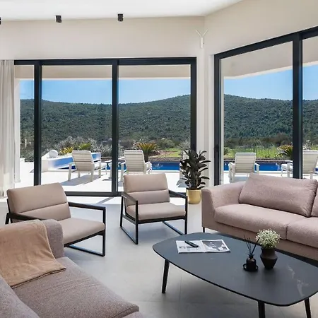 Villa Luxury Dolac Near Split, Airport, Complete Privacy, Infinity Heated Pool Marina