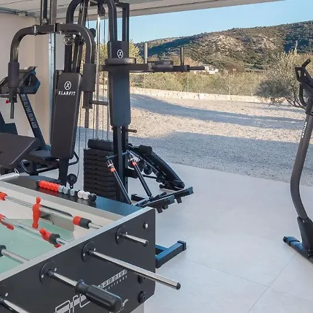 Luxury Dolac Near Split, Airport, Complete Privacy, Infinity Heated Pool Villa Marina