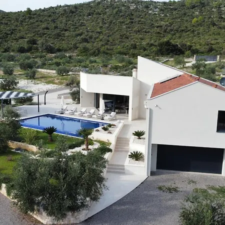 Luxury Dolac Near Split, Airport, Complete Privacy, Infinity Heated Pool Villa *