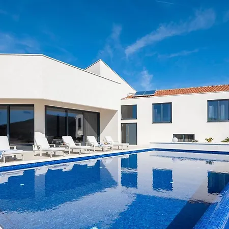 Luxury Dolac Near Split, Airport, Complete Privacy, Infinity Heated Pool *