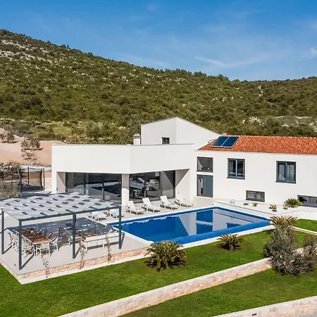 Villa Luxury Dolac: Private Oasis With Heated Infinity Pool Marina