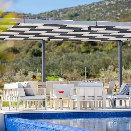 Villa Luxury Dolac Near Split, Airport, Complete Privacy, Infinity Heated Pool Marina (Bossoglina)