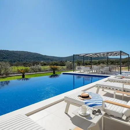 Luxury Dolac Near Split, Airport, Complete Privacy, Infinity Heated Pool