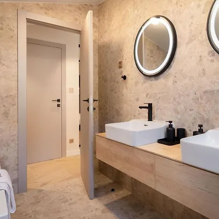 Luxury Dolac Near Split, Airport, Complete Privacy, Infinity Heated Pool Villa *