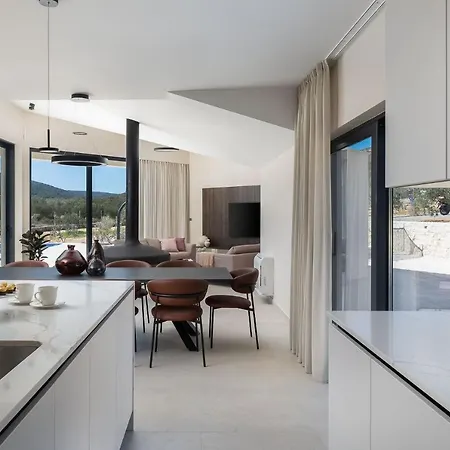 Luxury Dolac Near Split, Airport, Complete Privacy, Infinity Heated Pool * Marina (Bossoglina)