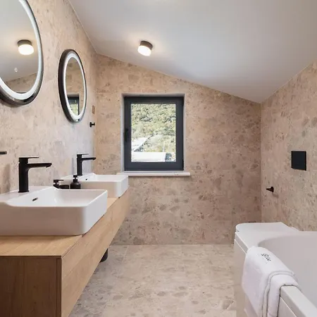 Villa Luxury Dolac Near Split, Airport, Complete Privacy, Infinity Heated Pool Marina (Bossoglina)
