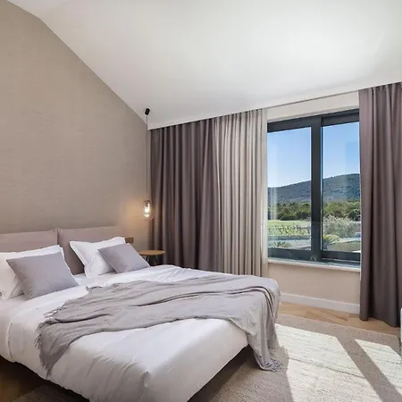 Luxury Dolac Near Split, Airport, Complete Privacy, Infinity Heated Pool * Marina (Bossoglina)