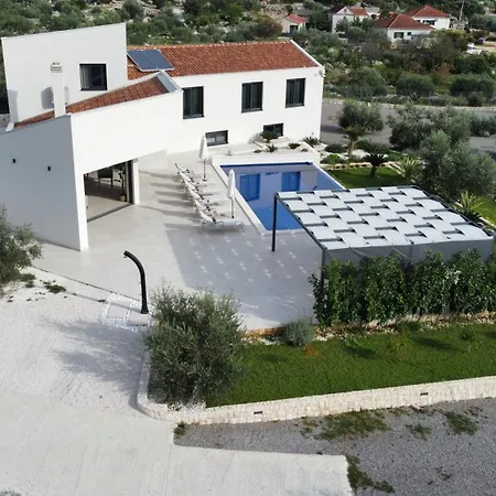 Luxury Dolac Near Split, Airport, Complete Privacy, Infinity Heated Pool